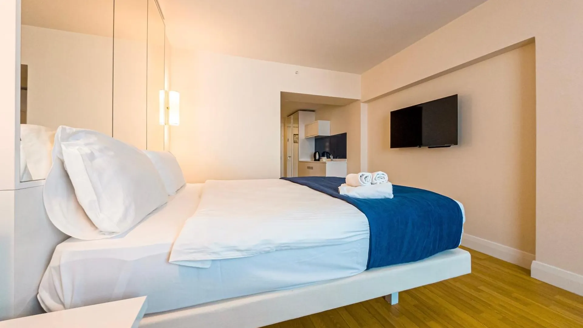 Seaside Dreams & Sunset Views, Luxury Retreat At Orbi City Батуми