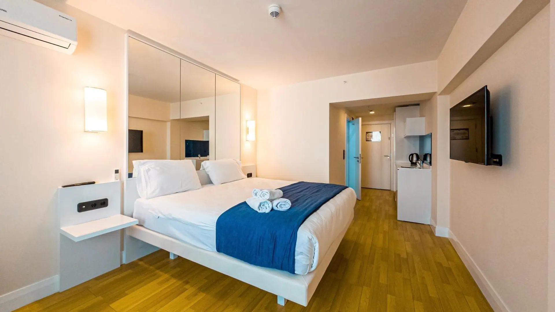 Апартаменты Seaside Dreams & Sunset Views, Luxury Retreat At Orbi City Батуми